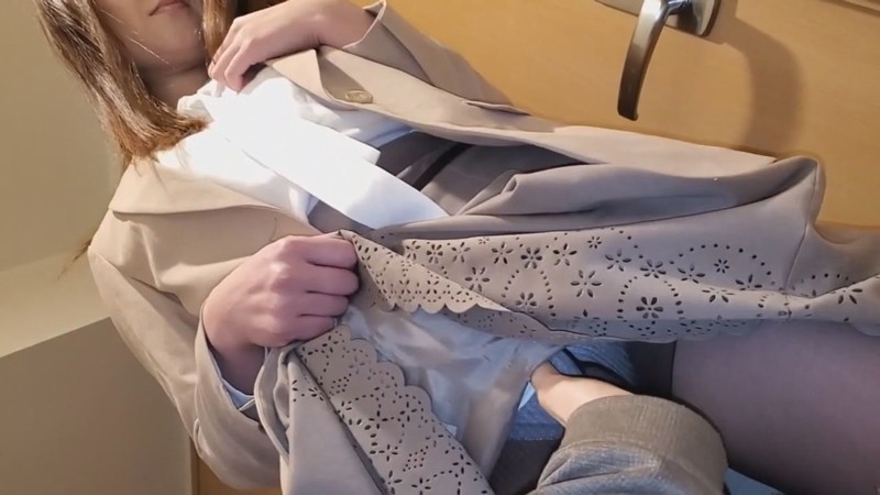 FC2-PPV-1347633 – [Individual] A tall wife of a part-time lecturer suppresses her voice at home with her daughter and is violated by a stranger's stick